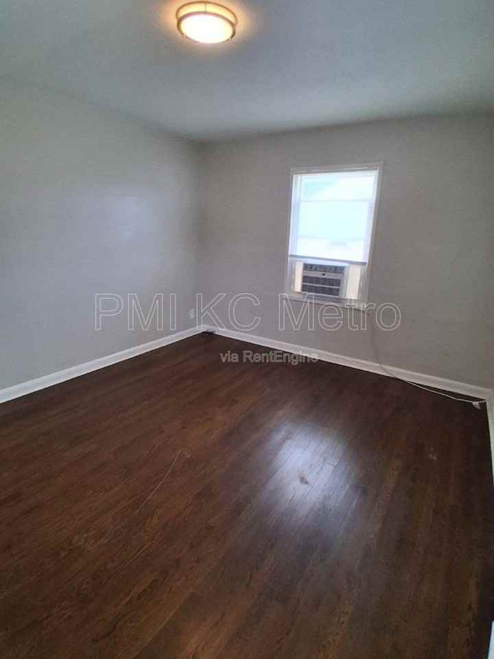 9548 Charlotte St - Photo 7 of 9