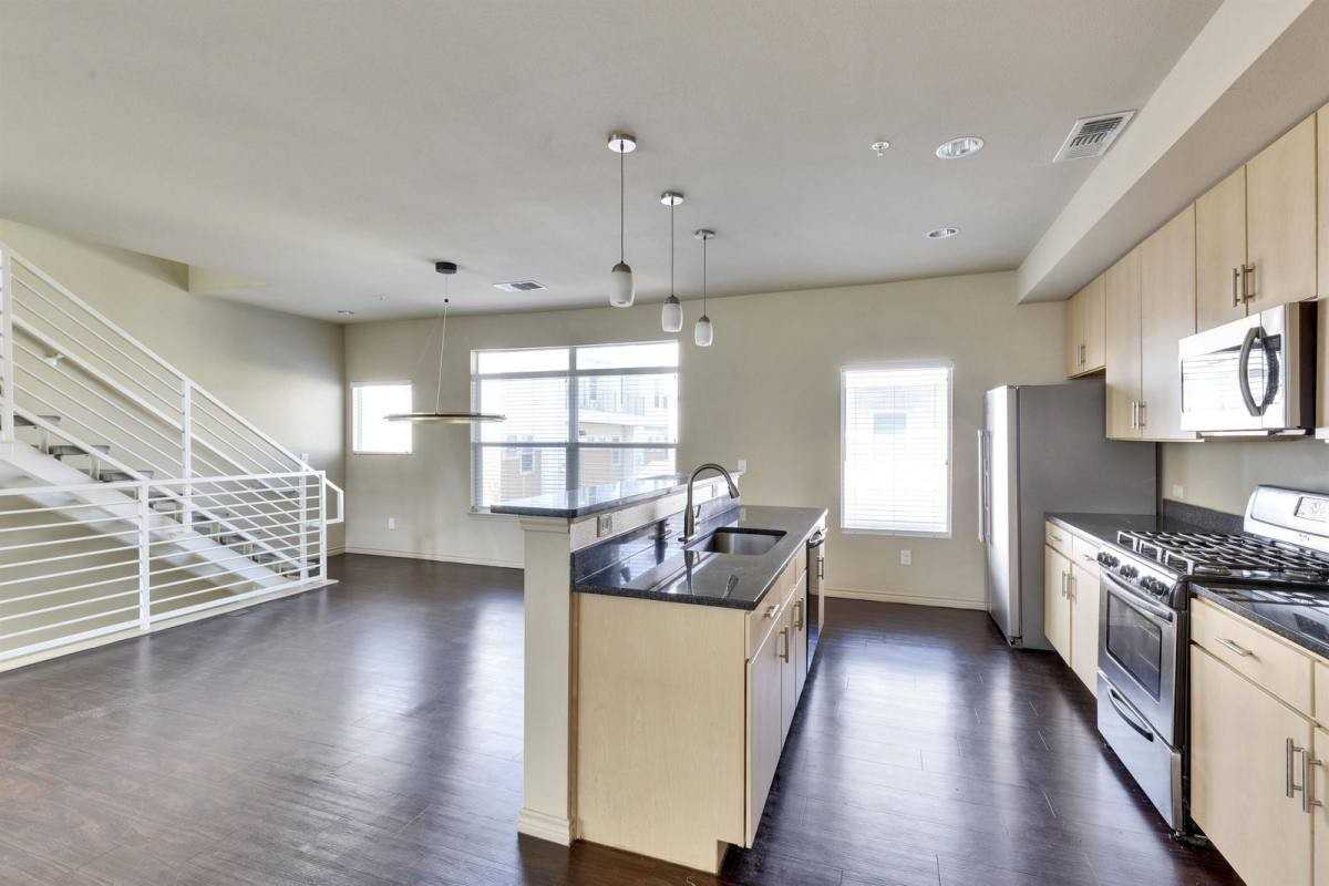 2606 Wilson St #402 - Photo 3 of 10