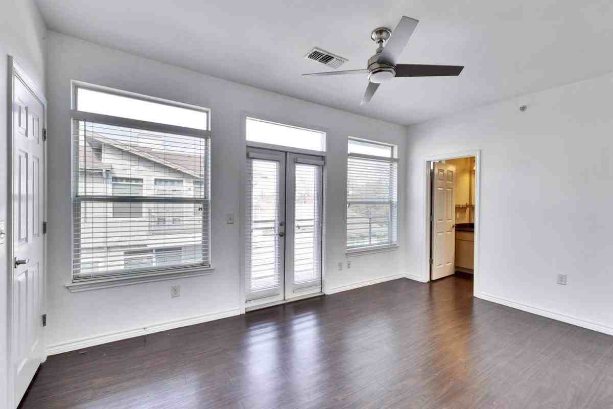 2606 Wilson St #402 - Photo 5 of 10