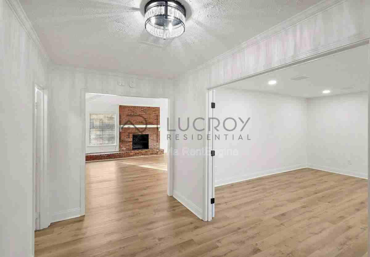 816 Winthrop Cir - Photo 2 of 10