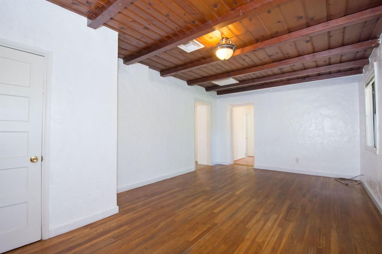 839 E 8th St - Photo 2 of 10