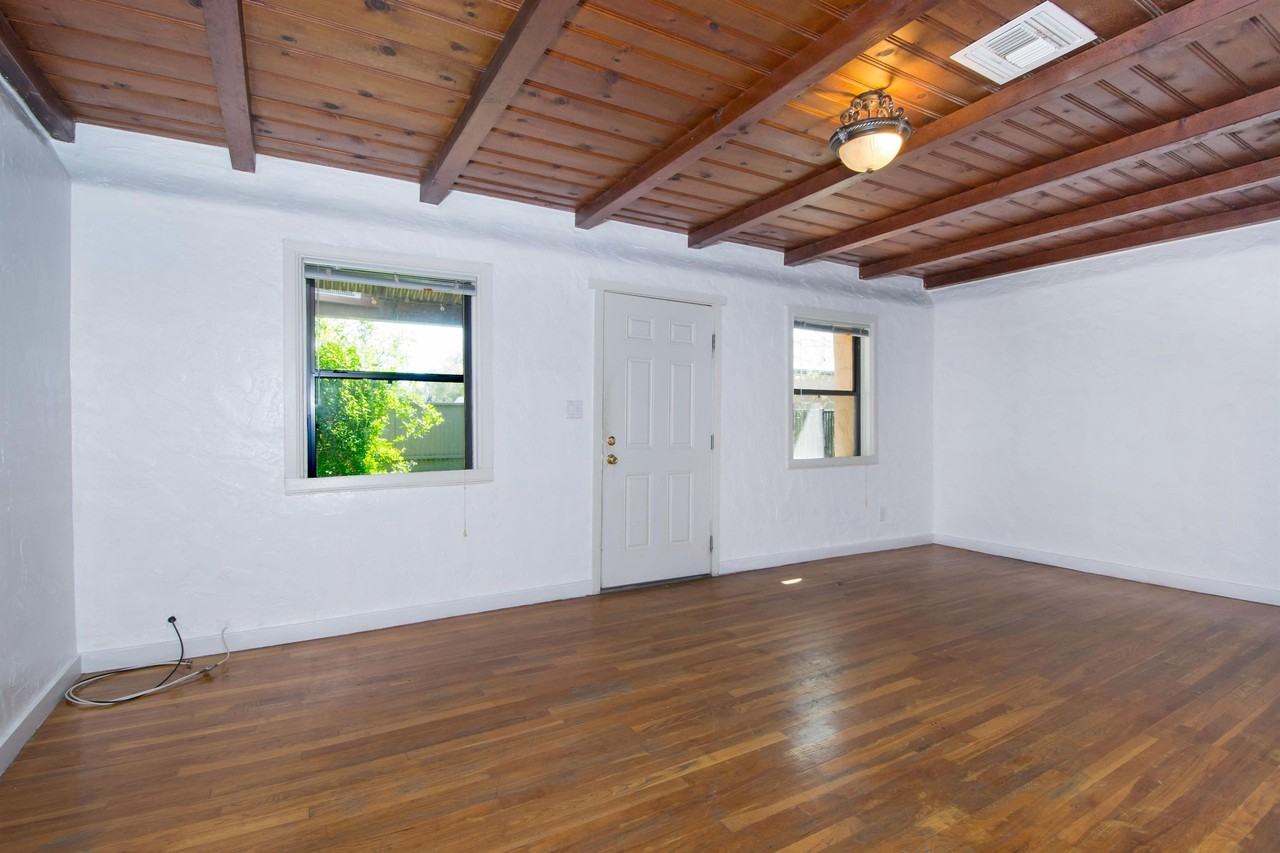 839 E 8th St - Photo 4 of 10