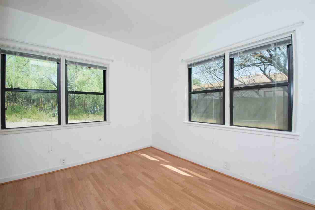 839 E 8th St - Photo 5 of 10