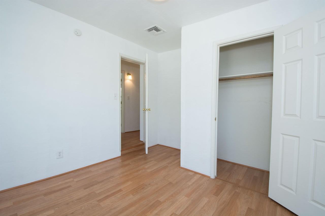 839 E 8th St - Photo 6 of 10