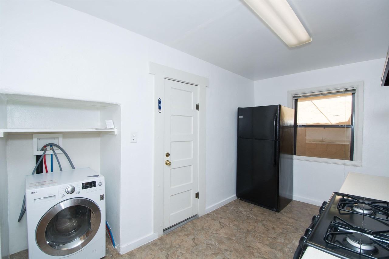 839 E 8th St - Photo 5 of 10