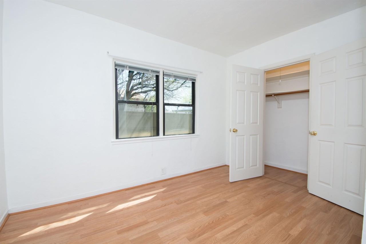 839 E 8th St - Photo 3 of 10