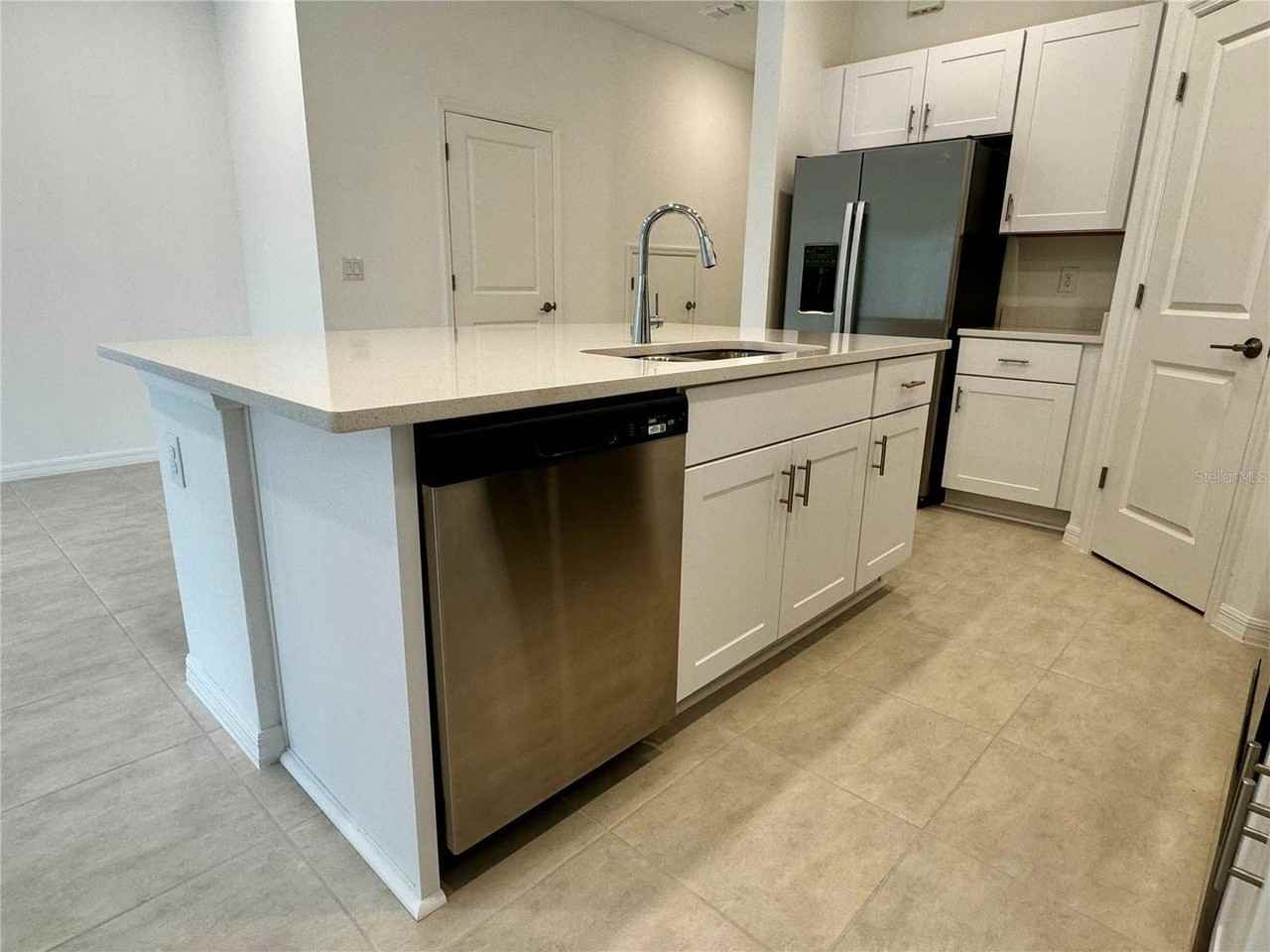 3037 Canary Ave - Photo 4 of 32