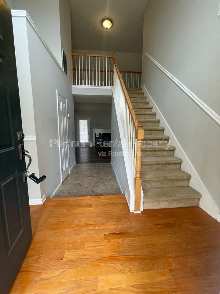 475 Ellesmere Way - Photo 3 of 50