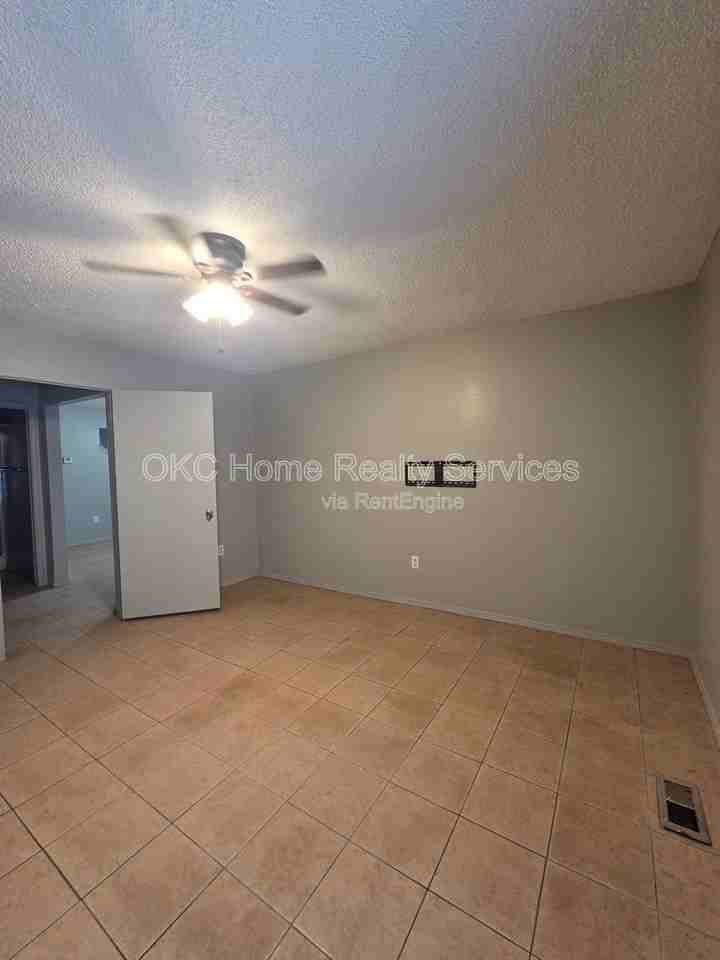 6715 Lyrewood Ln - Photo 3 of 22