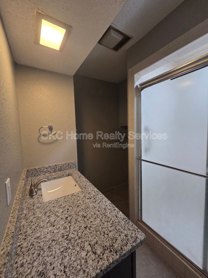 6715 Lyrewood Ln - Photo 4 of 22