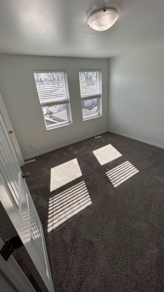 SF229 | 1 Month Free – Spacious 4 Bedroom Main Floor Home – North Edmonton - Photo 3 of 32