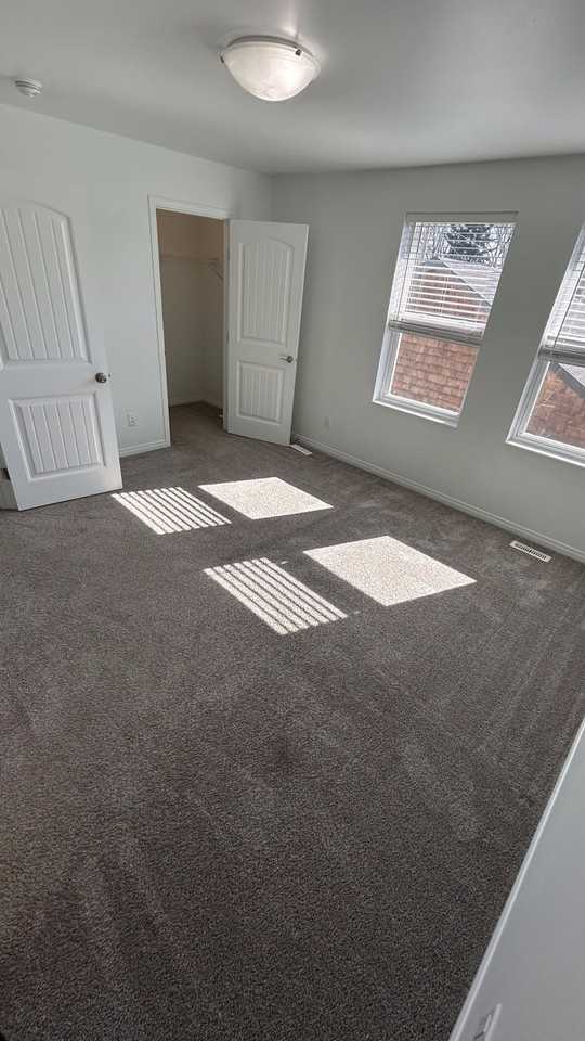 SF229 | 1 Month Free – Spacious 4 Bedroom Main Floor Home – North Edmonton - Photo 4 of 32