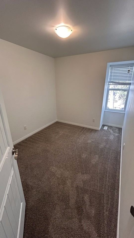 SF229 | 1 Month Free – Spacious 4 Bedroom Main Floor Home – North Edmonton - Photo 6 of 32