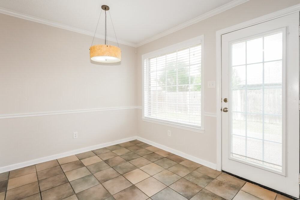 6076 Armistead St - Photo 7 of 17