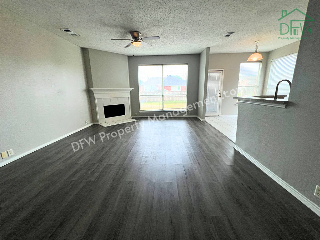 2805 Crater Lake Ln - Photo 3 of 21
