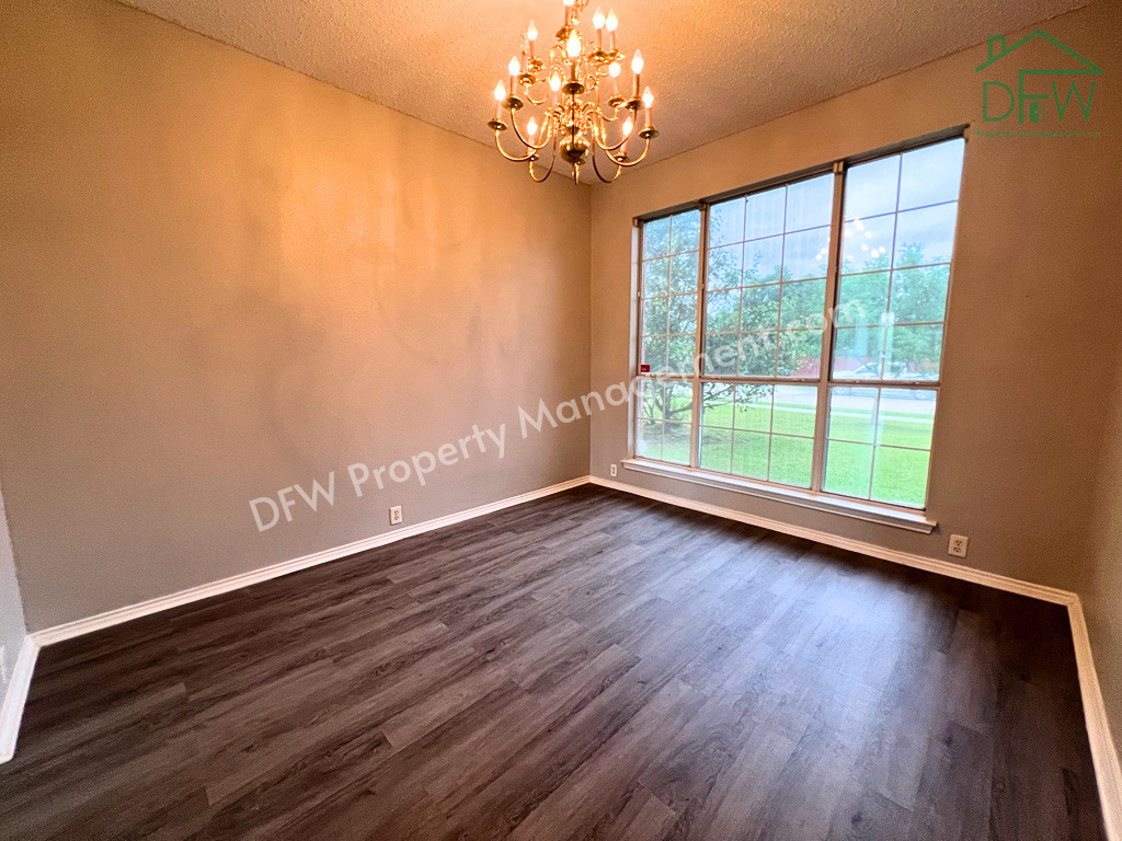 2805 Crater Lake Ln - Photo 4 of 21