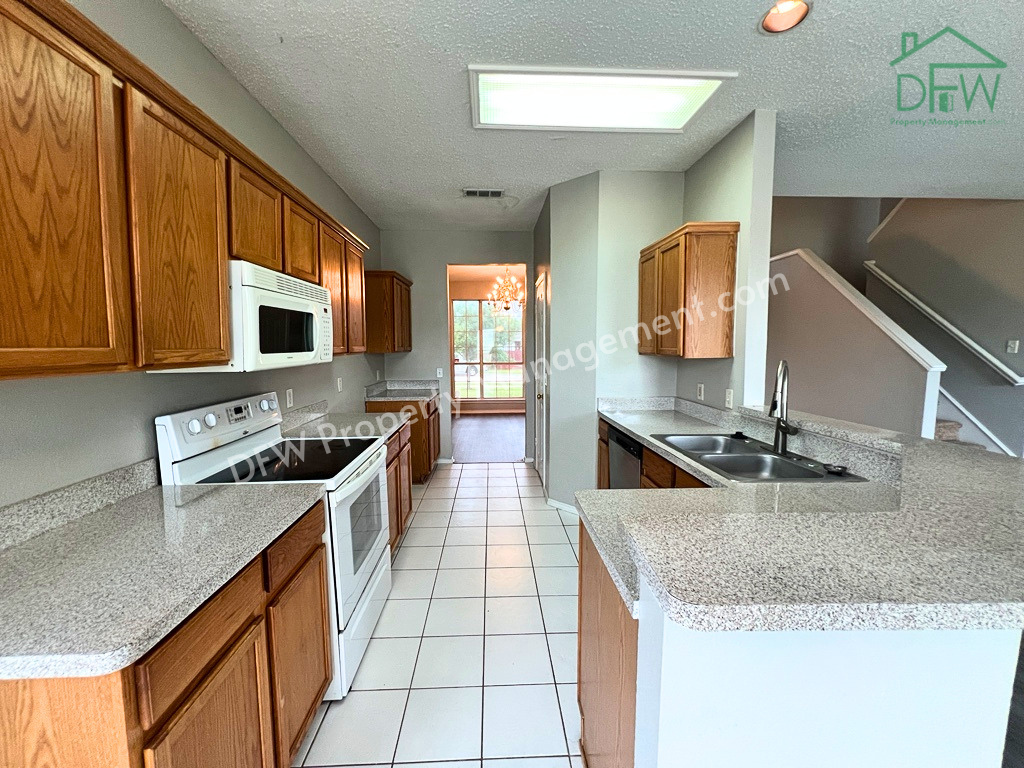 2805 Crater Lake Ln - Photo 5 of 21