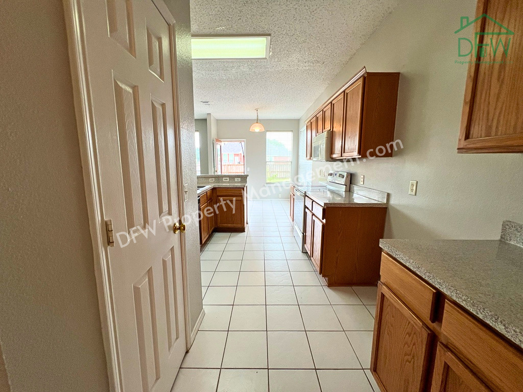 2805 Crater Lake Ln - Photo 6 of 21
