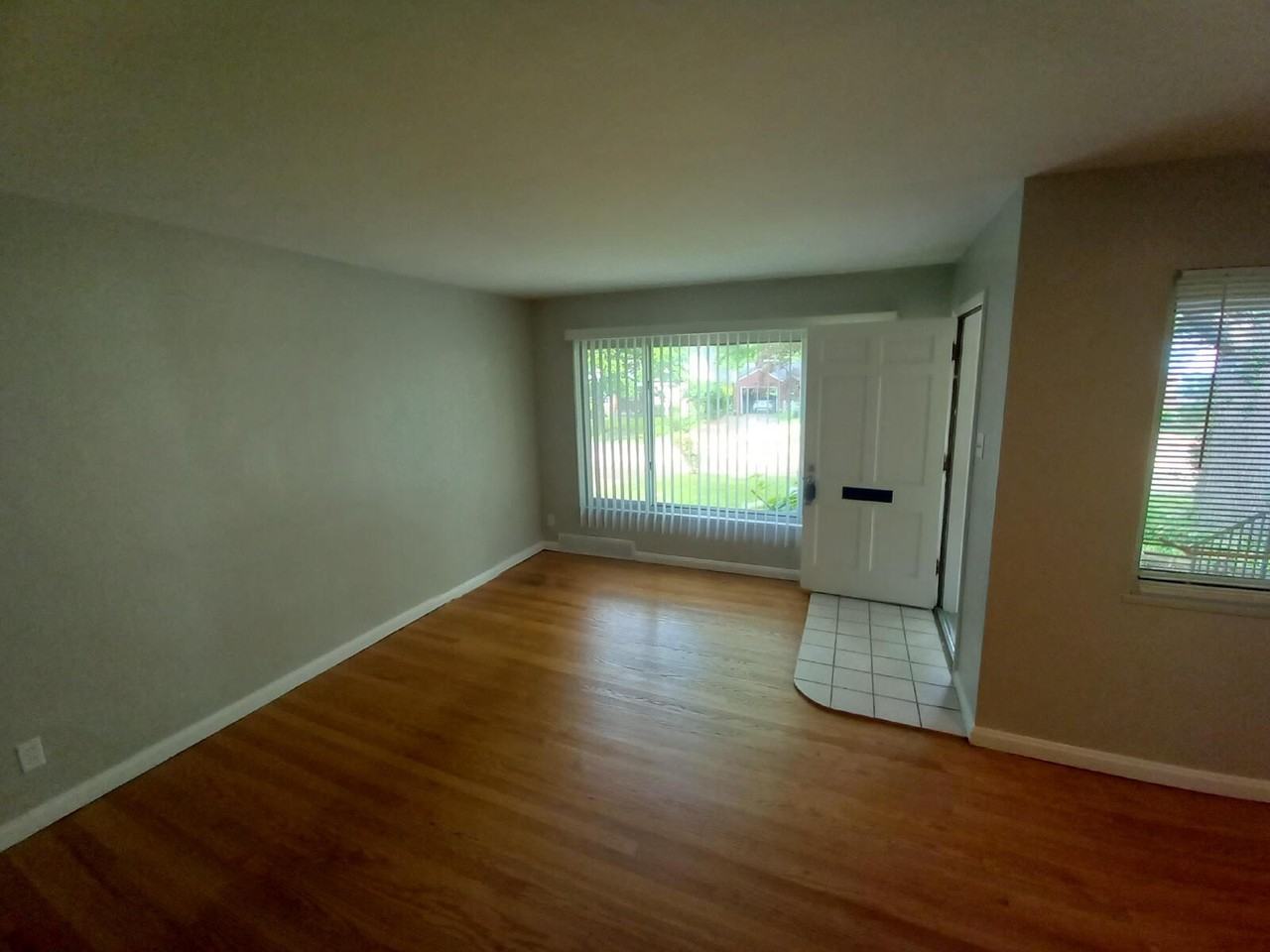 1315 Pinetree Ln - Photo 6 of 12