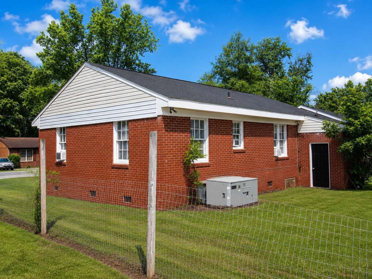 1502 Woodmere Dr - Photo 2 of 12