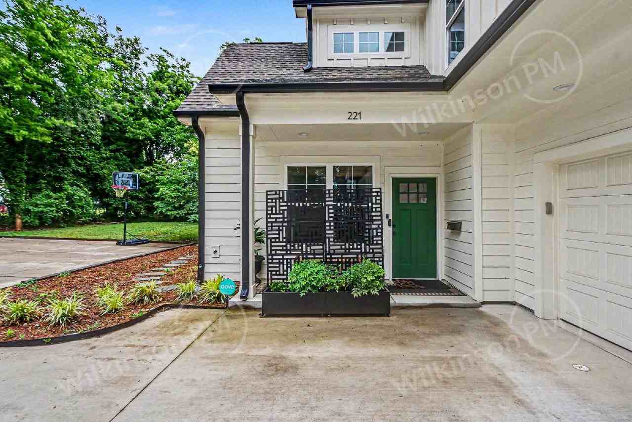 221 S Gardner Ave - Photo 3 of 49