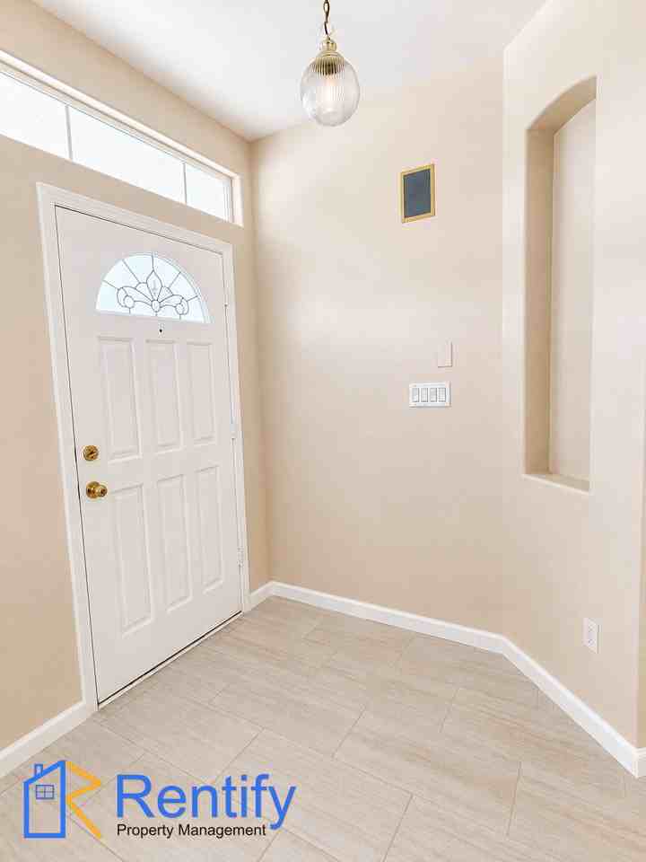 404 Windsor Park Dr - Photo 4 of 46