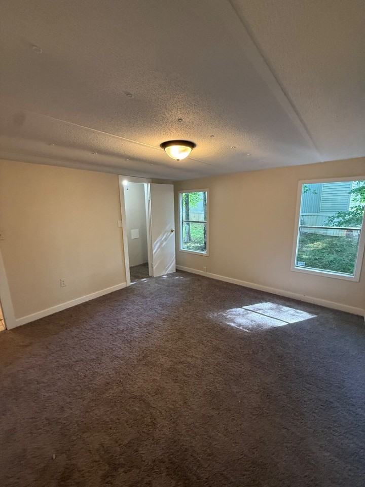 137 Barrington Dr - Photo 5 of 14