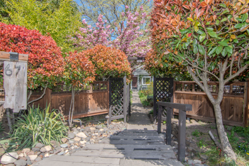 671 Siskiyou Blvd - Photo 2 of 35