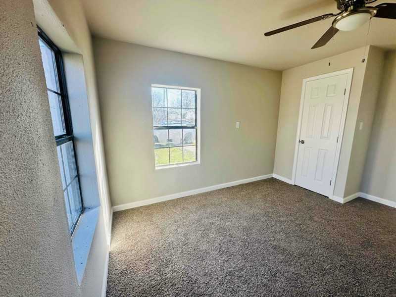 412 Nw 3rd St - Photo 7 of 8