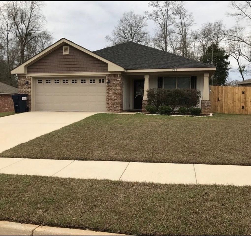 986 Tudor Ln