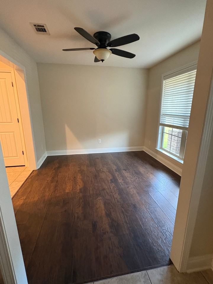 986 Tudor Ln - Photo 4 of 20