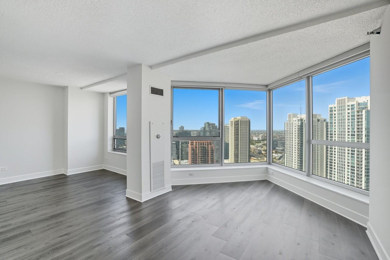 332 N Canal St - Photo 3 of 17