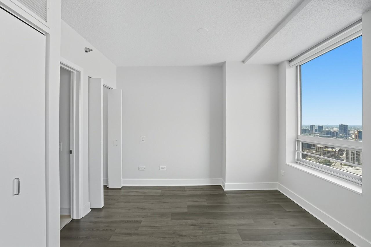 332 N Canal St - Photo 4 of 17