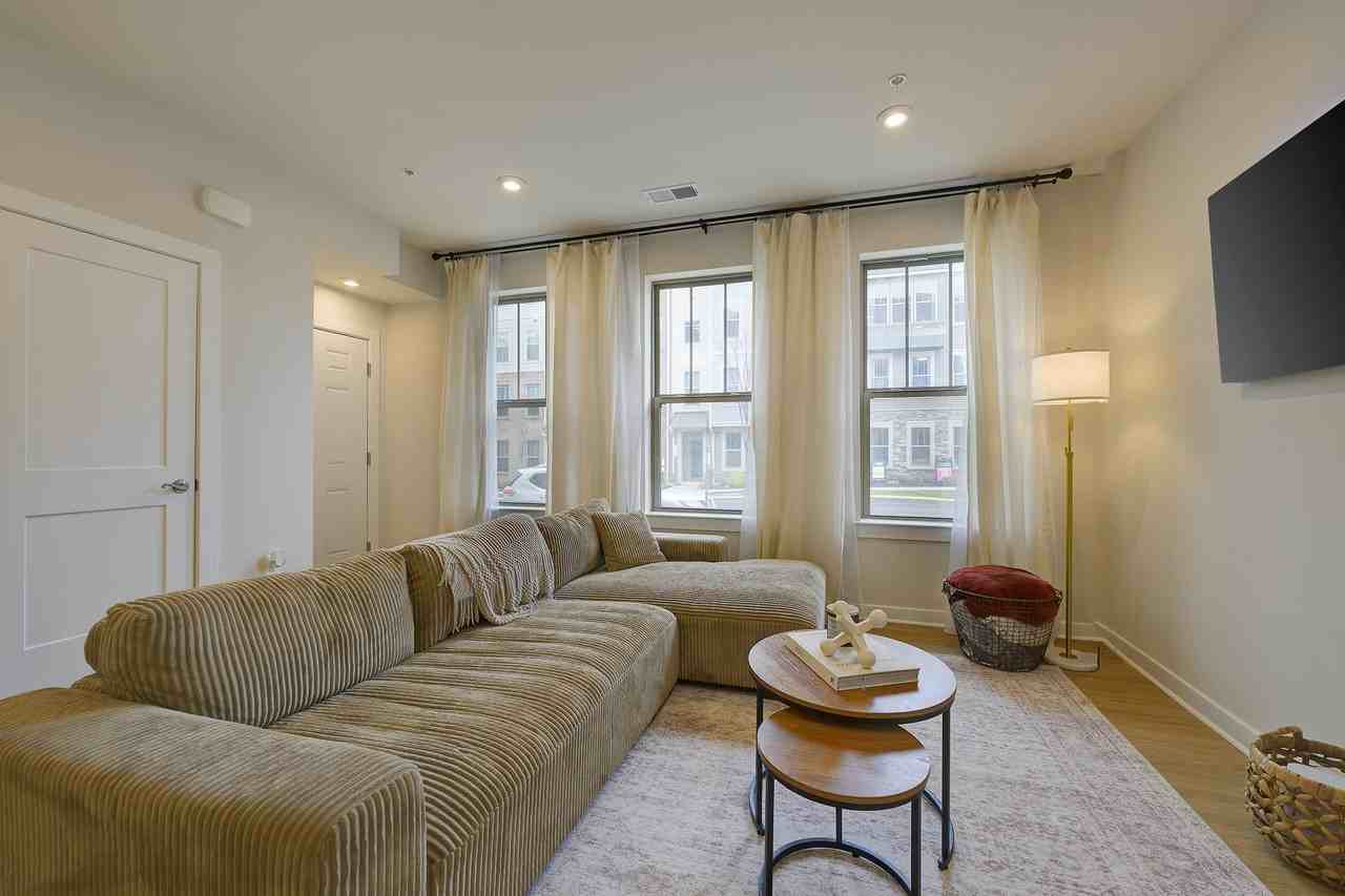 203A Park Central Ter - Photo 4 of 20