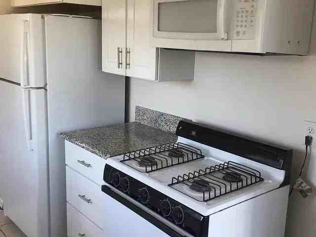 3049 44th St #B - Photo 3 of 8
