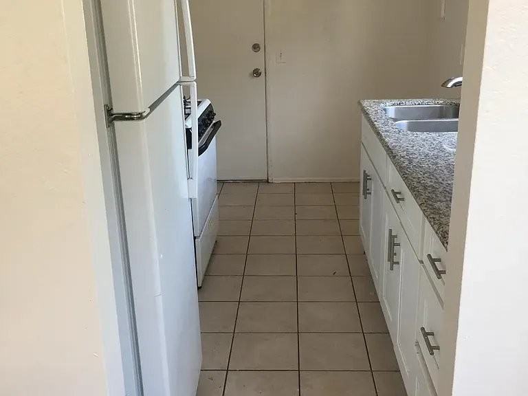 3049 44th St #B - Photo 6 of 8