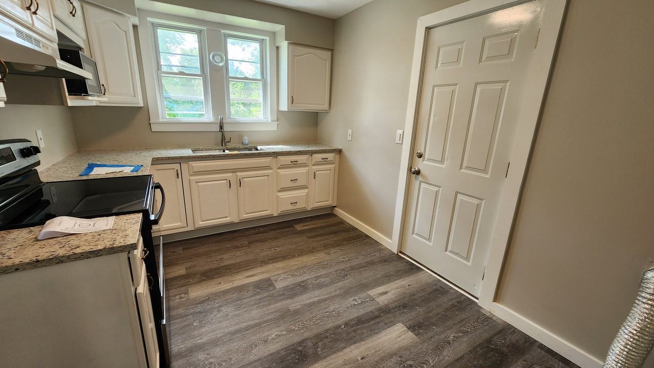 216 Ludlow Rd - Photo 2 of 12