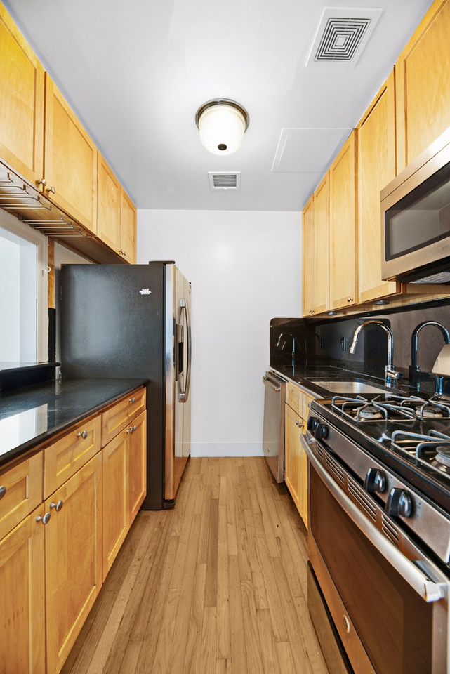 143 E 57th St #PH1 - Photo 3 of 13