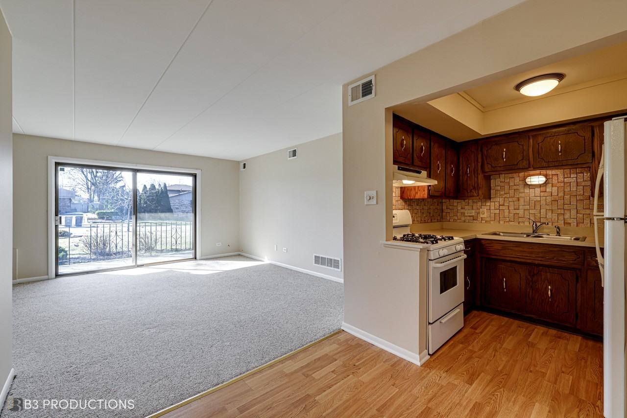 9114 W 140th St #103 - Photo 4 of 17