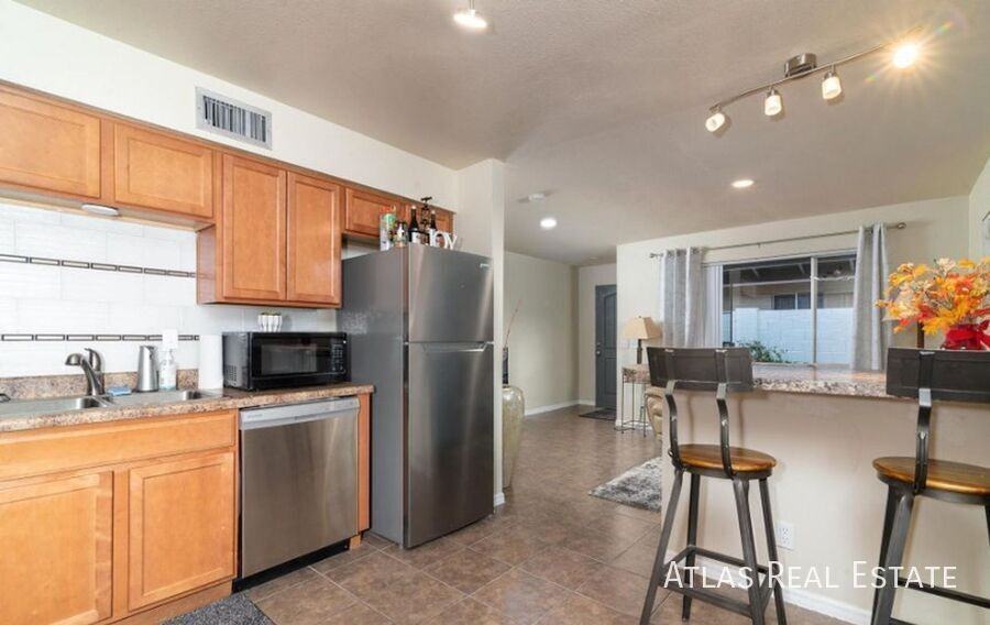 530 W La Jolla Dr - Photo 2 of 3