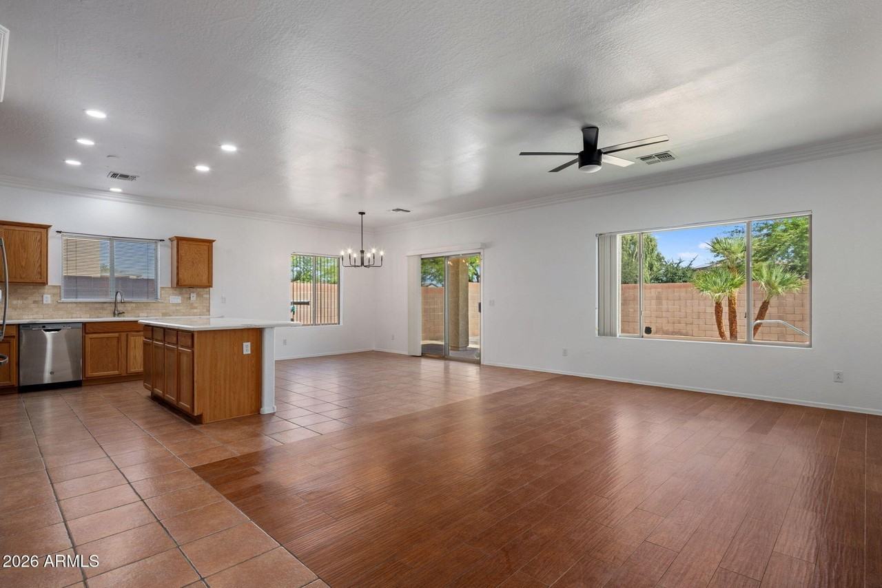 17862 W Caribbean Ln - Photo 4 of 29
