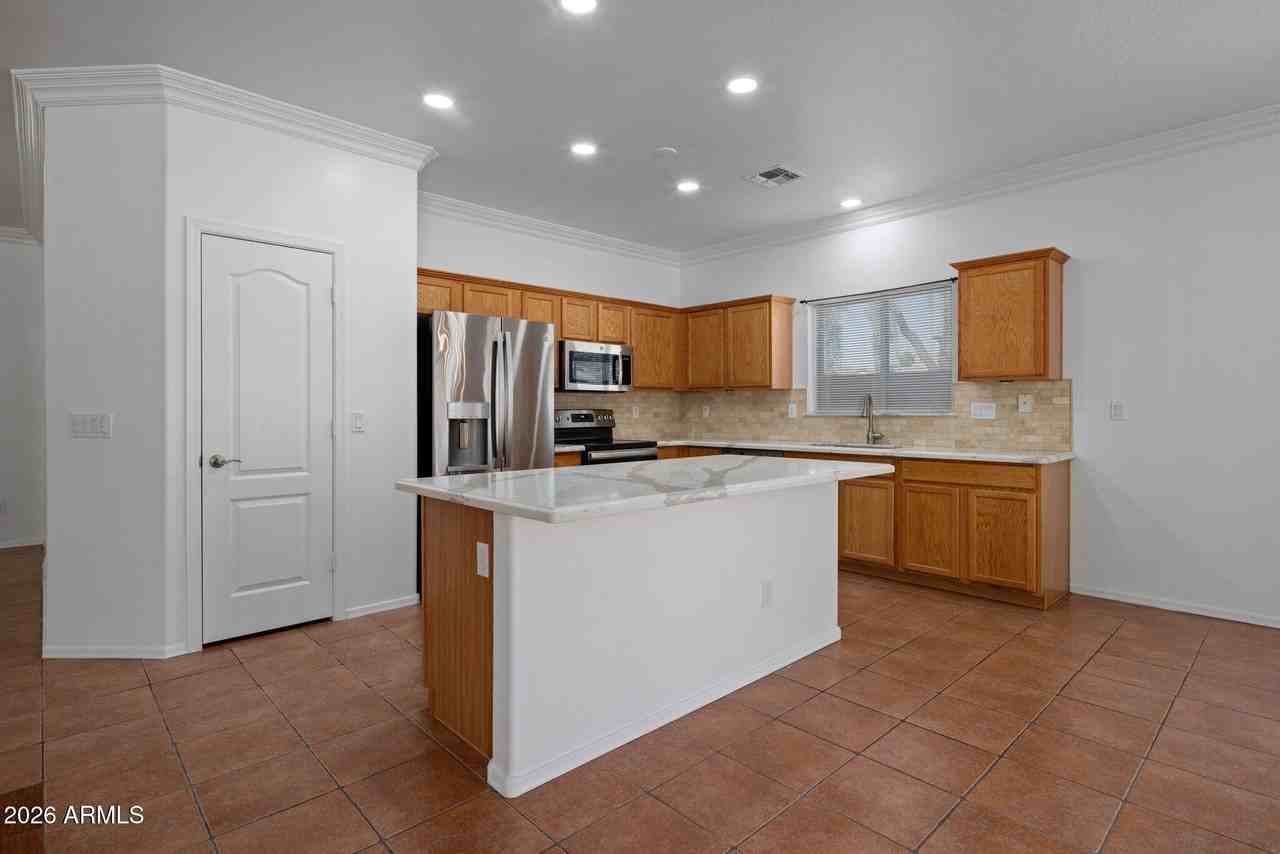 17862 W Caribbean Ln - Photo 6 of 29