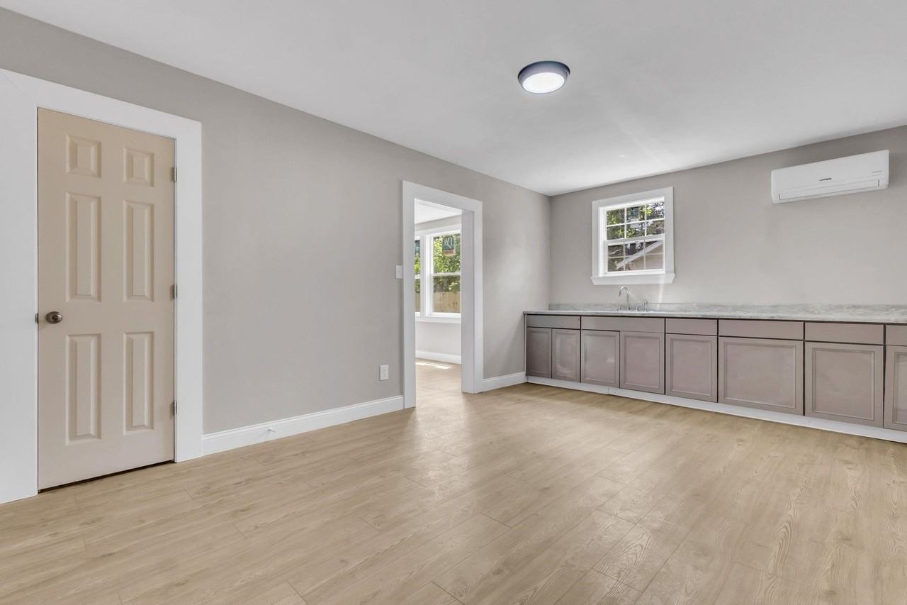584 Anchor St - Photo 3 of 9