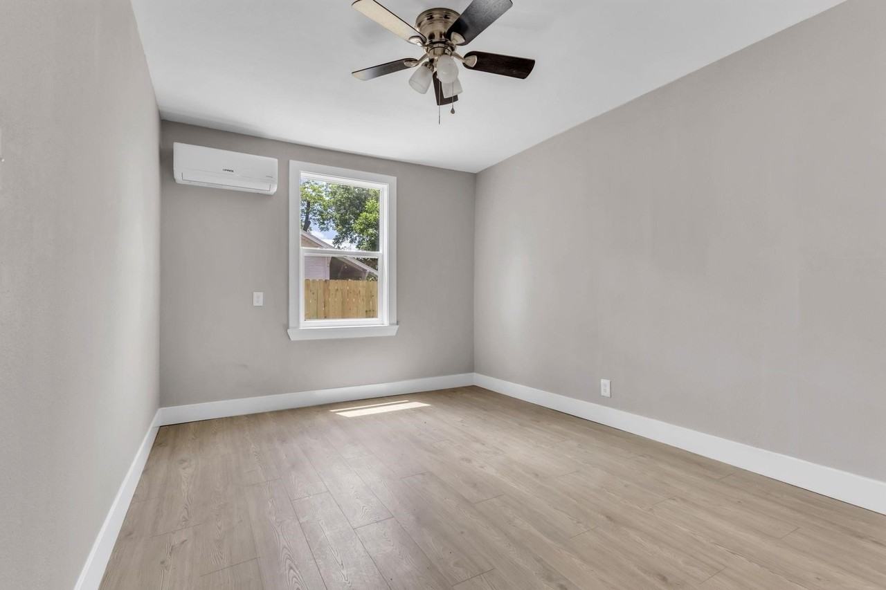 584 Anchor St - Photo 4 of 9