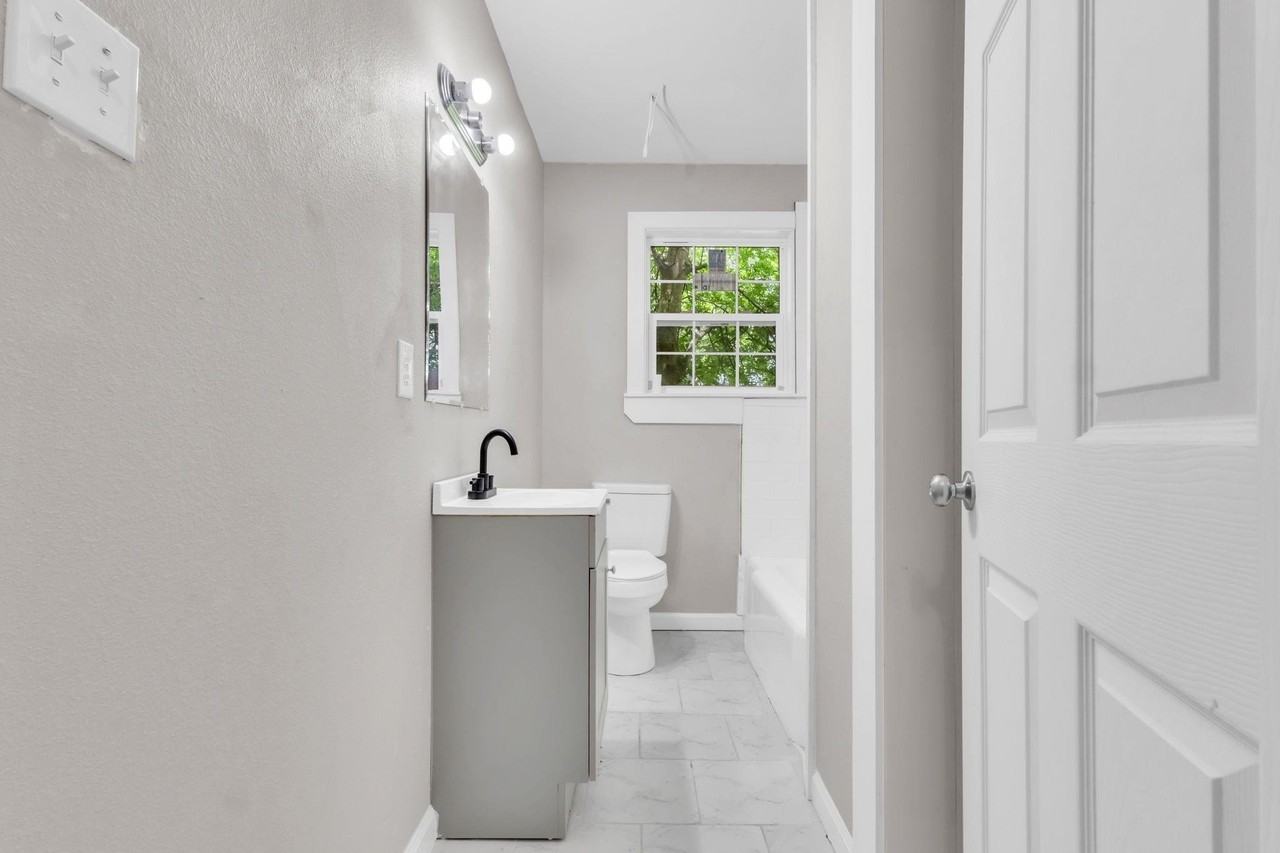 584 Anchor St - Photo 5 of 9