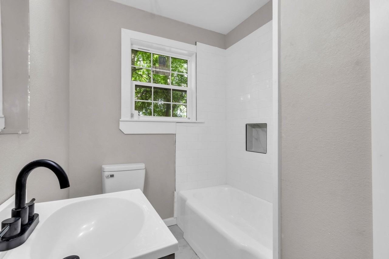 584 Anchor St - Photo 6 of 9