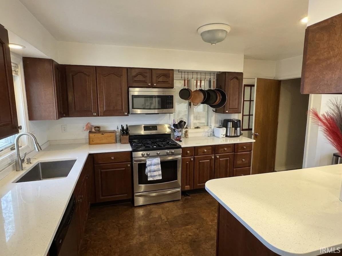 209 S Hillsdale Dr - Photo 4 of 10