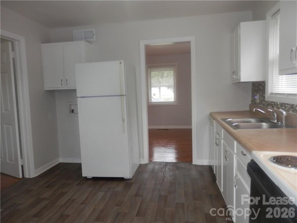 2827 Burbank Dr - Photo 5 of 20