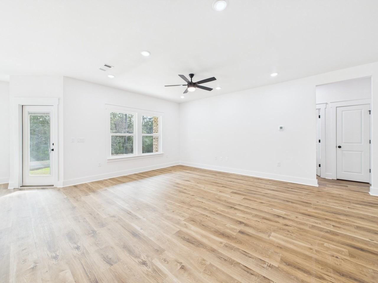 333 Shoal River Dr - Photo 3 of 43