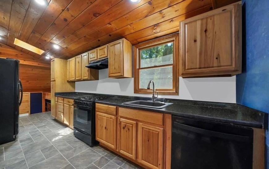 425 Old Dutch Hollow Rd - Photo 2 of 9